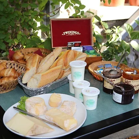 Aux Pierres Magiques Bed & Breakfast