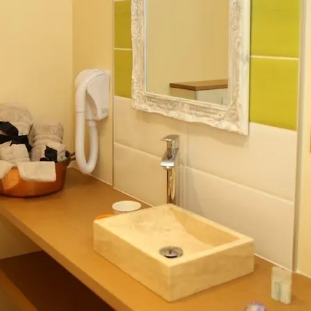 Aux Pierres Magiques Bed & Breakfast