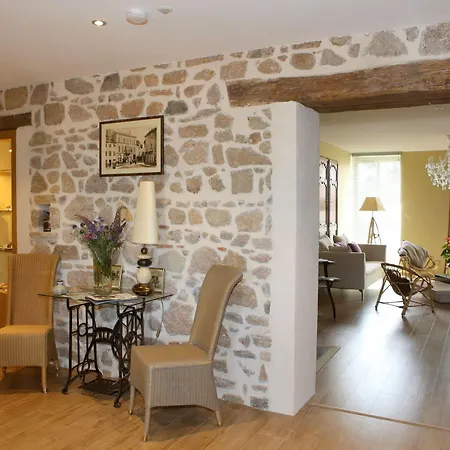 Aux Pierres Magiques Bed & Breakfast 3*